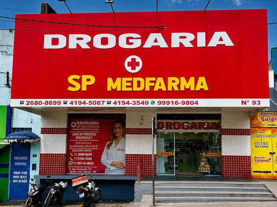 Fachada da Drogaria MedFarma vista da Rua São Fernando, Jardim Júlio, Barueri