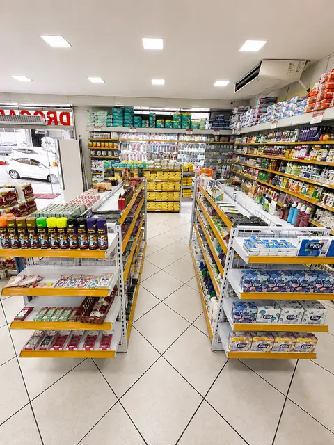 Corredor de produtos da Drogaria MedFarma, Jardim Júlio, Barueri
