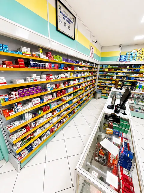 Prateleiras organizadas com medicamentos na Drogaria MedFarma