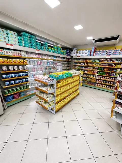 Ambiente interno amplo e organizado da Drogaria MedFarma em Barueri