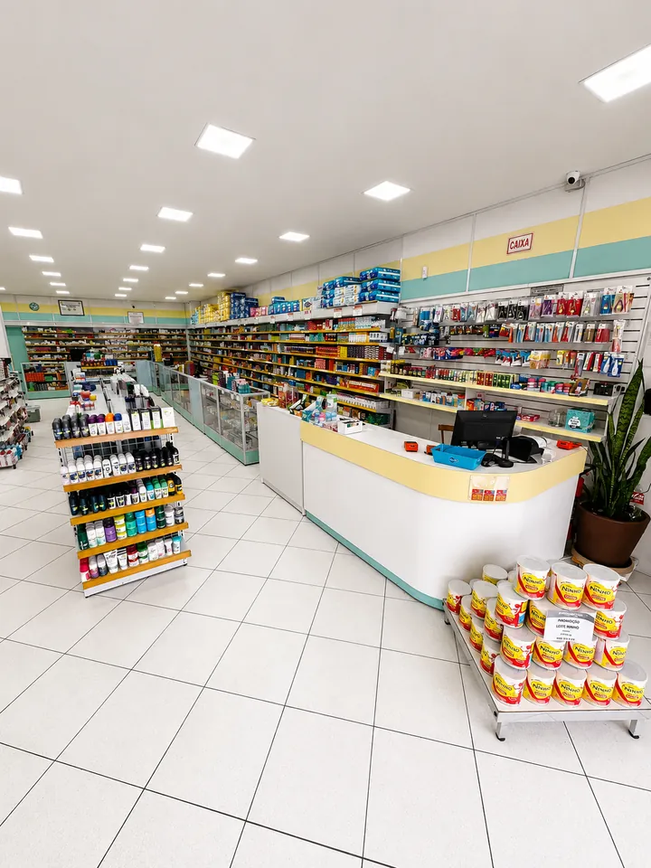 Interior da Drogaria MedFarma, balcão de atendimento no Jardim Júlio, Barueri
